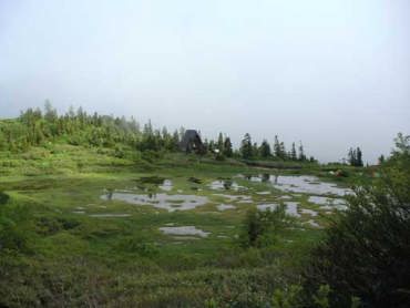 三角屋根の高谷池ヒュッテ